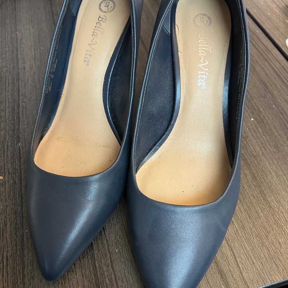 Bella Vita Define II Navy Pumps
